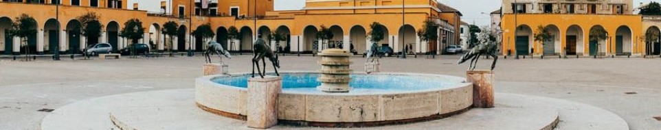 Fontana in Piazza della Repubblica localit Tresigallo (Comune di Tresignana).